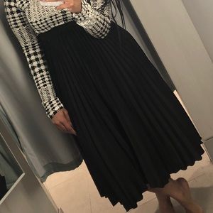 H&M Black Pleated Skirt